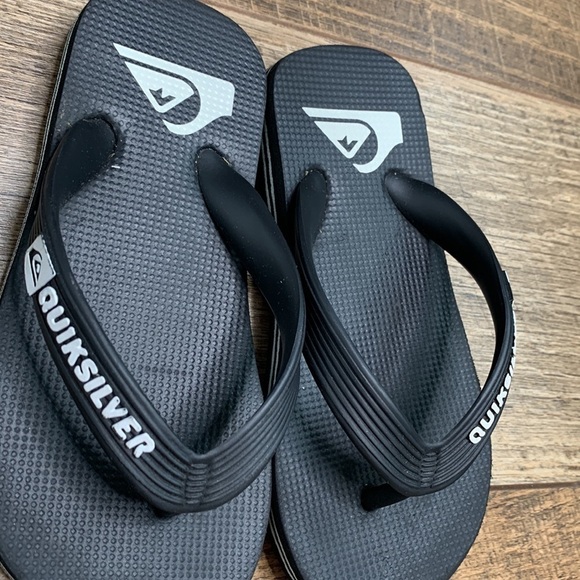 Quiksilver Black Beach Flip Flops sz 11/12 - Picture 2 of 4